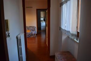 Habitación con pasillo y ventana en FD Apartment, en Ospedaletto dʼAlpinolo