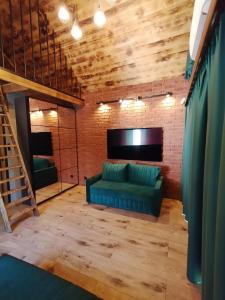 a living room with a couch and a tv at Stania Loft CENTRUM in Boszkowo-Letnisko