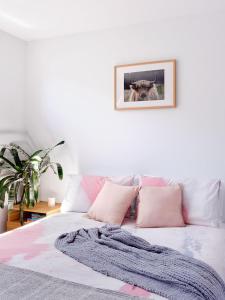 Postel nebo postele na pokoji v ubytování North Hobart townhouse close to the action