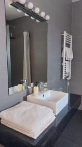 y baño con lavabo blanco y espejo. en Casa Boho - Turismo Rural, en Alvados