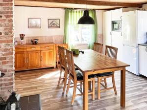 cocina con mesa de madera y comedor en Holiday home SÖLVESBORG XI, en Sölvesborg