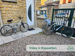 zwei Fahrräder, die vor einem Haus geparkt sind in der Unterkunft Logement cocooning Indépendant avec Salle de jeux in Chémery