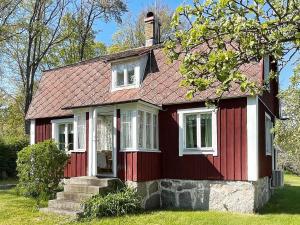 una casa roja con techo rojo en Holiday home SÖLVESBORG XI, en Sölvesborg