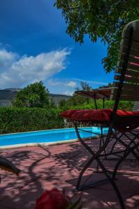 una silla sentada en un patio junto a una piscina en Los Castaños, Vivienda Rural, Capileira, en Capileira