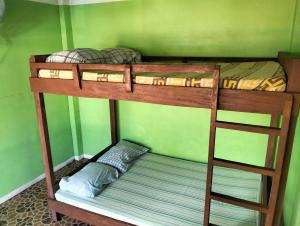 Двох'ярусне ліжко або двоярусні ліжка в номері Sir Louie Lodging House