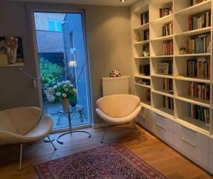 Η βιβλιοθήκη της βίλας