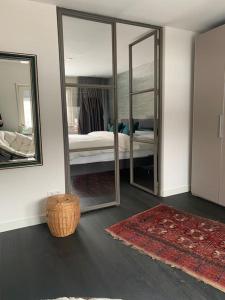 Ένα ή περισσότερα κρεβάτια σε δωμάτιο στο Nice house with swimming pool near Maastricht +18 φωτογραφίες