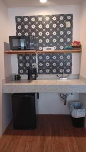 W kuchni znajduje się umywalka i kuchenka mikrofalowa. w obiekcie Katie's Cozy Suites w mieście Tombstone