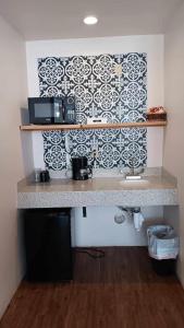 une cuisine avec un comptoir et un mur noir et blanc dans l'établissement Katie's Cozy Suites, à Tombstone