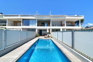 um apartamento com uma piscina na varanda de um edifício em Casa frente al mar con piscina privada em Sagunto