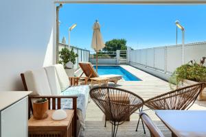 balcón con sillas y piscina en Casa frente al mar con piscina privada, en Sagunto