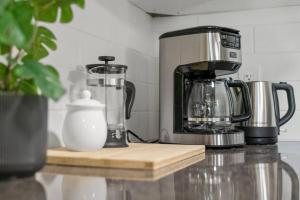 Příslušenství pro přípravu čaje a kávy v ubytování Modern & Unique Studio Unit