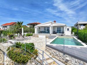 Bazén v ubytování Holiday Home Pisačić nebo v jeho okolí