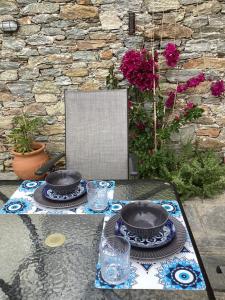 Photo de la galerie de l'établissement Νοσταλγός-Πέτρινο σπίτι με θέα στο Αιγαίο, à Skopelos