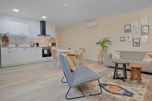 a living room and kitchen with a couch and a table at Casa Pitaya in Alhaurín el Grande