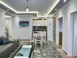 - un salon avec un canapé et une table dans l'établissement Fishta Quality Apartments Q5 36, à Velipojë