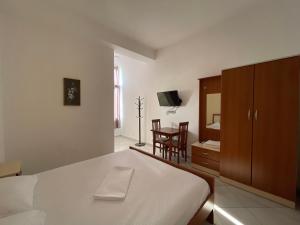Postel nebo postele na pokoji v ubytování Hotel Latifi