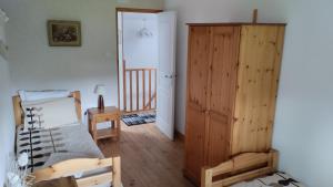 um quarto com uma cama e um armário de madeira em Camellia em Cherbonnières