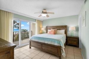 パナマ・シティ・ビーチにあるCommodore 201のベッドとバルコニーのある寝室 +51枚の写真