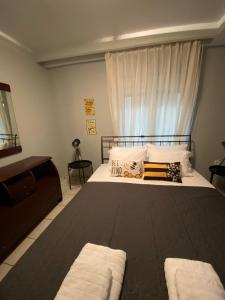 Ένα ή περισσότερα κρεβάτια σε δωμάτιο στο Our Happy Place Maisonette