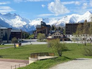una ciudad con una cordillera en el fondo en Grand T3- pied des pistes-63 m2-8 personnes, en La Toussuire