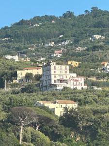 un grande edificio bianco in cima a una collina di Hotel Dania a Sorrento