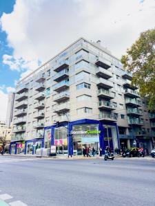 un gran edificio de apartamentos en la esquina de una calle en PALERMO Twin en Buenos Aires