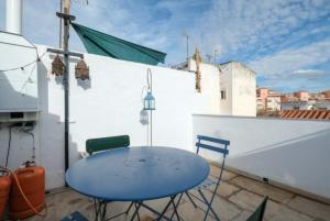 niebieski stół i 2 krzesła na balkonie w obiekcie Casa Evita w mieście Estepona