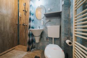 een badkamer met een toilet en een wastafel bij Hotel Old Town Residence in Sarajevo