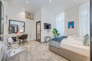 een witte slaapkamer met een bed en een bureau bij Tango Rooms in Split
