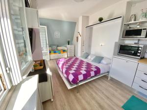 um pequeno quarto com uma cama e uma cozinha em La Casa di Pamy em Bellaria-Igea Marina