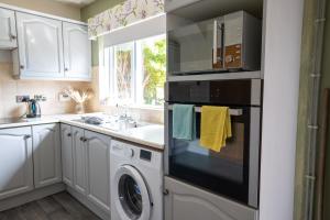 Kuchyň nebo kuchyňský kout v ubytování Golf Links Cottage - Views of Royal County Down + 30 fotografií