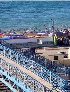pociąg na plaży z ludźmi na plaży w obiekcie Résidence Palestine 