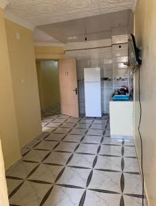 um quarto com 2 frigoríficos e piso em azulejo em Résidence Palestine 