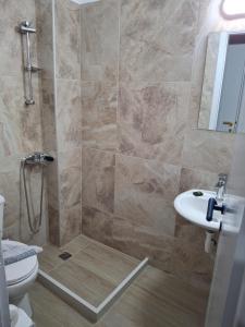 ein Bad mit einer Dusche, einem WC und einem Waschbecken in der Unterkunft Simple Hotel Hersonissos Sun in Hersonissos