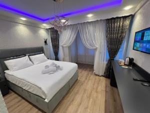 Postel nebo postele na pokoji v ubytování Feycem Suites Hotel