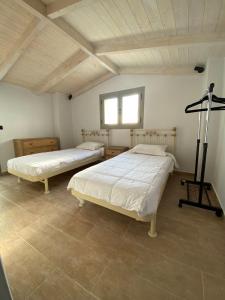 um quarto com 2 camas e uma janela em Lavender House 2 - Agios Nikitas em Ayios Nikitas