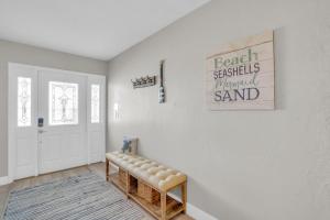 Una habitación con un banco contra una pared blanca. en Relax Poolside & Walk or Bike to the Beach From This Amazing Naples Pool Home!, en Naples 34 fotos más