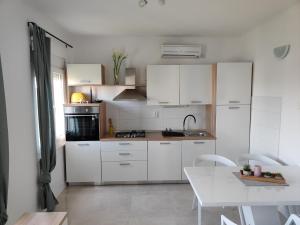 Кухня или мини-кухня в Apartmani Seka
