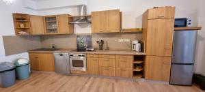 Una cocina con gabinetes de madera y un refrigerador de acero inoxidable. en Moselblick, en Kinheim