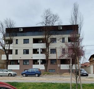 un condominio con auto parcheggiate davanti di Zemun residence a Novi Grad