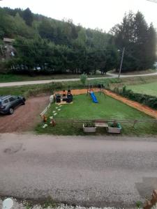 uma vista aérea de um parque com um parque infantil em Gite de l'Ours em Saint-Maurice-sur-Moselle