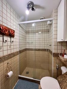 アングラ・ドス・レイスにあるPiratas Residenceのバスルーム(ガラスドア付きのシャワー付)