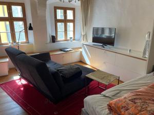 sala de estar con silla y TV en Kleine Residenz en Weiden