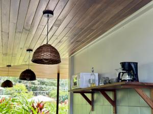 Příslušenství pro přípravu čaje a kávy v ubytování Almendros Eco-Villas