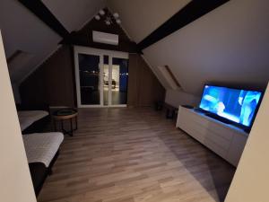 een grote woonkamer met een flatscreen-tv bij Großzügige 100 m2 Wohnung mit Terrasse in Linz
