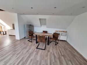 cocina y comedor con mesa y sillas en Großzügige 100 m2 Wohnung mit Terrasse en Linz