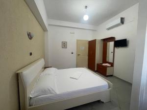 Postel nebo postele na pokoji v ubytování Hotel Latifi