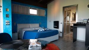 Spina的住宿－IL FIORE DI SPINA，蓝色卧室,配有床和桌子