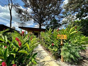 Jardín al aire libre en Almendros Eco-Villas